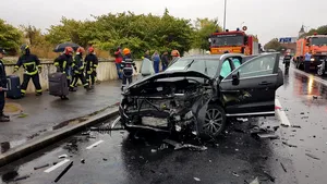 Impact puternic: Cinci răniţi în urma coliziunii dintre două maşini | FOTO