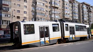 Un tramvai al liniei 23 a deraiat în Capitală. Circulaţia tramvaielor în zonă, blocată aproape patru ore - FOTO
