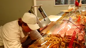 Topul celor mai nocive mezeluri. Ce conţin crenvurştii, parizerul şi cârnaţii ieftini