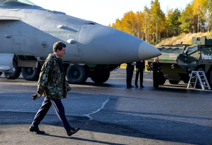 POLITIC Nicușor Dan, după vizita la o bază aeriană din Finlanda: Suntem pregătiți să aprofundăm cooperarea
