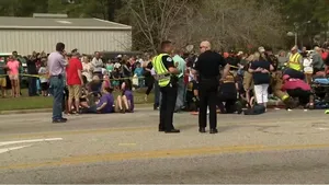 VIDEO Un vehicul a lovit un grup de oameni, în cursul unei parade, în Statele Unite 