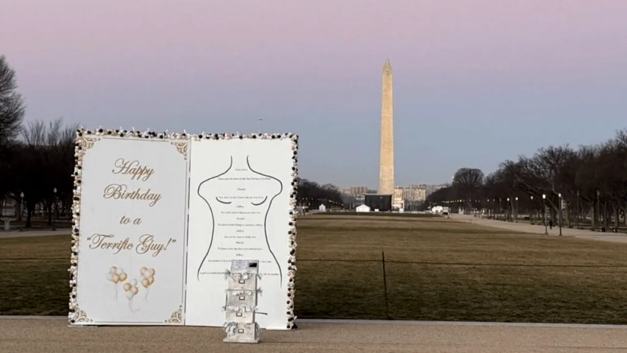 O replică uriașă a unui mesaj atribuit lui Trump către Epstein apare pe National Mall