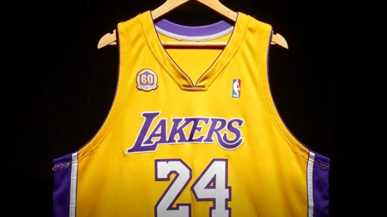 Un tricou LA Lakers purtat de Kobe Bryant se va vinde la licitaţie pentru o sumă record