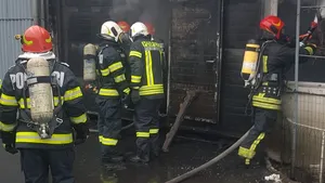 Două persoane rănite şi cinci maşini distruse în urma unui incendiu la un service auto în Braşov | FOTO