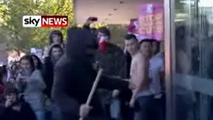 Studenţii au devastat sediul Partidului Conservator din Londra, în timpul unei manifestaţii - VIDEO