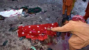 Bilanţul dublului atentat sinucigaş comis la un templu din Pakistan a ajuns la 50 de morţi