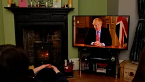 Boris Johnson impune brusc restricţii privind deplasările. Situaţiile în care britanicii mai pot ieşi din case