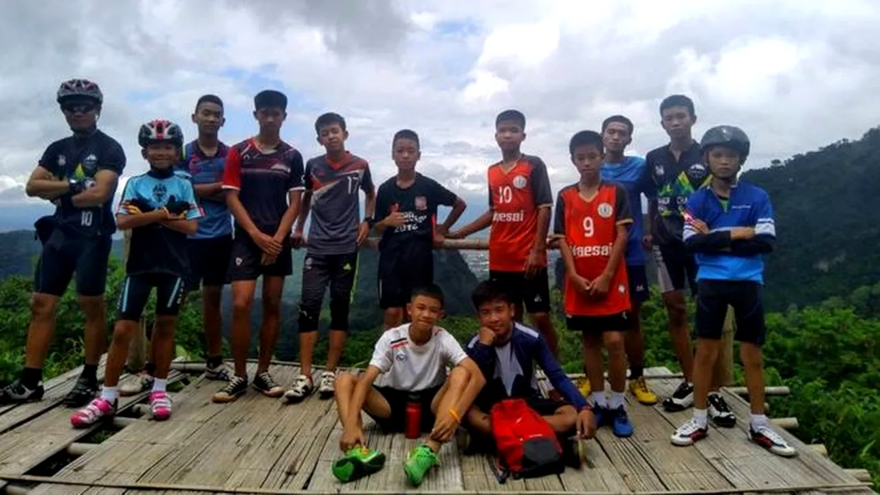 Primii copii dintre cei 13 sportivi blocaţi în peştera din Thailanda, SCOŞI la suprafaţă, mai devreme decât se aşteptau autorităţile/ STAREA lor, după un km parcurs scufundaţi