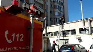 Tragedie în Baia Mare: Doi bărbaţi, fraţi, au căzut în gol de la etajul cinci al unui bloc/ Ei aveau datorii la utilităţi