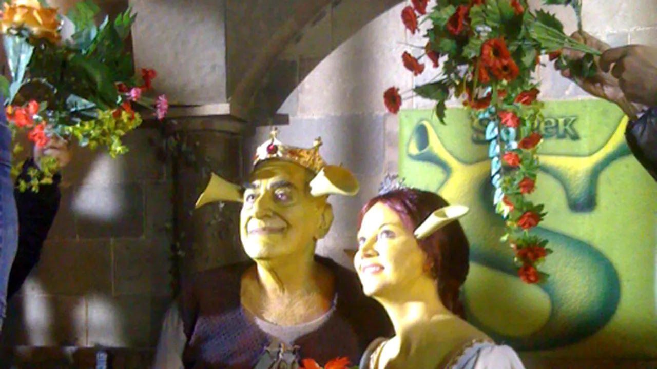 Oana şi Viorel Lis au făcut nuntă costumaţi în Shrek şi Fiona