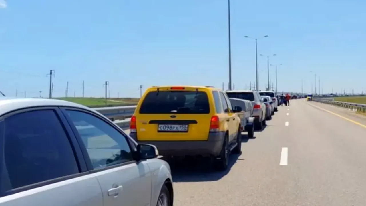 În plin război, ruşii fac cozi de câte 13 kilometri, ca să meargă în vacanţă în staţiunile din Ucraina
