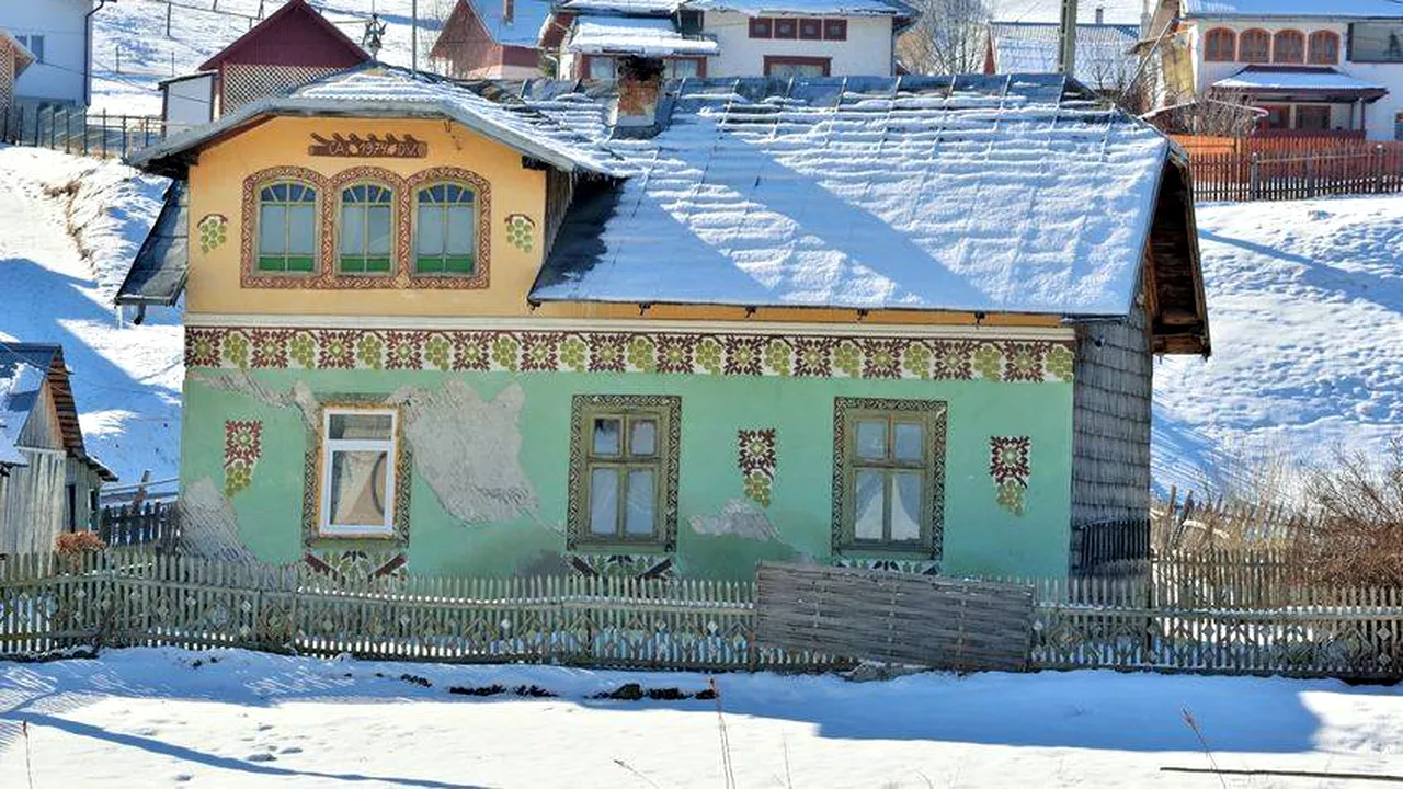Comună din România, în top 10 Europa al unui renumit site de călătorii. Zona, declarată un muzeu în aer liber. Străinii sunt fascinaţi de culorile ei