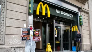 FOTO Patru centre de distribuţie ale McDonald's, blocate de activişti. Ce solicitări au protestatarii