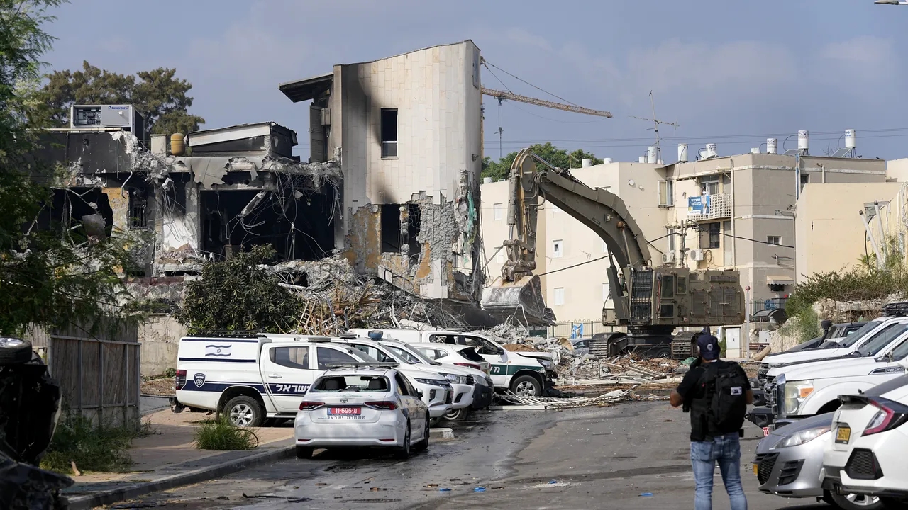 Israelul ar putea fi prins într-un conflict pe două fronturi / Lupte în Nord între forţele Hezbollah din Liban şi armata israeliană