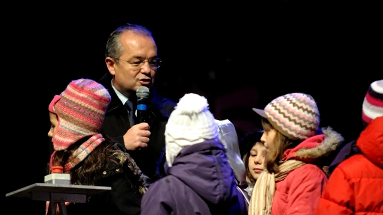 Emil Boc a aprins luminile de sărbători la Cluj-Napoca şi a primit o nuia de Moş Nicolae