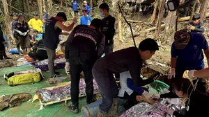 Salvatorii au eliberat 4 bărbați blocați într-o peșteră inundată din Laos
