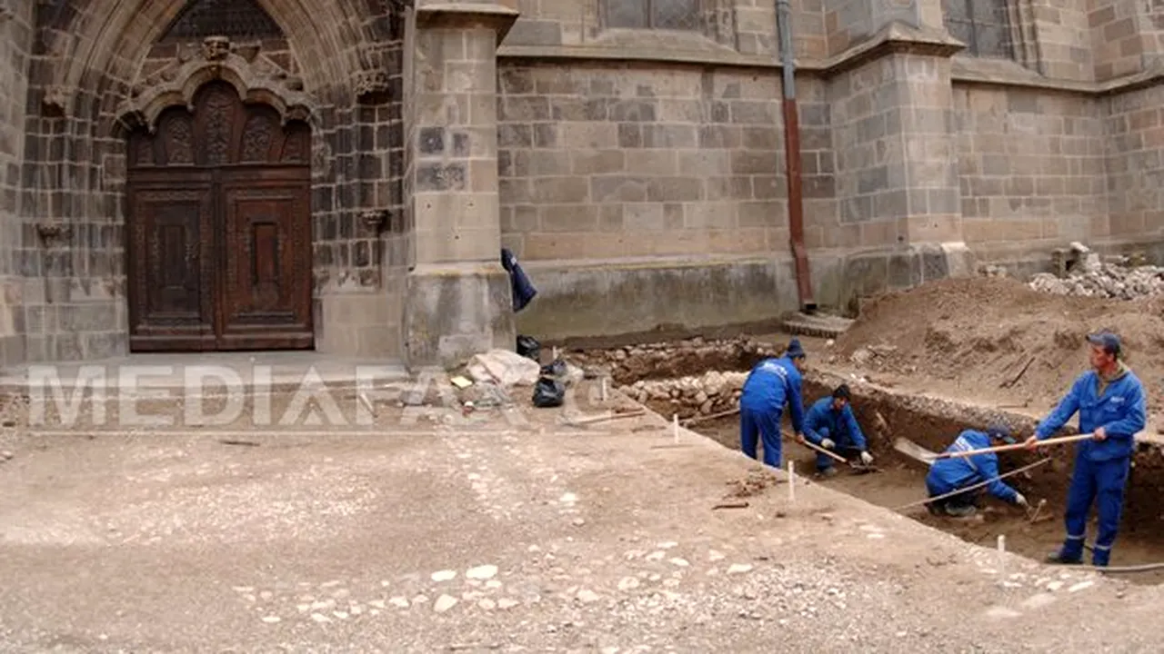 Arheologii au găsit la Biserica Neagră din Braşov peste 50 de morminte din Evul Mediu 