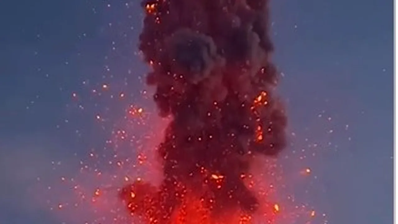 Ca un foc imens de artificii. Imagini unice cu erupţia unui stratovulcan