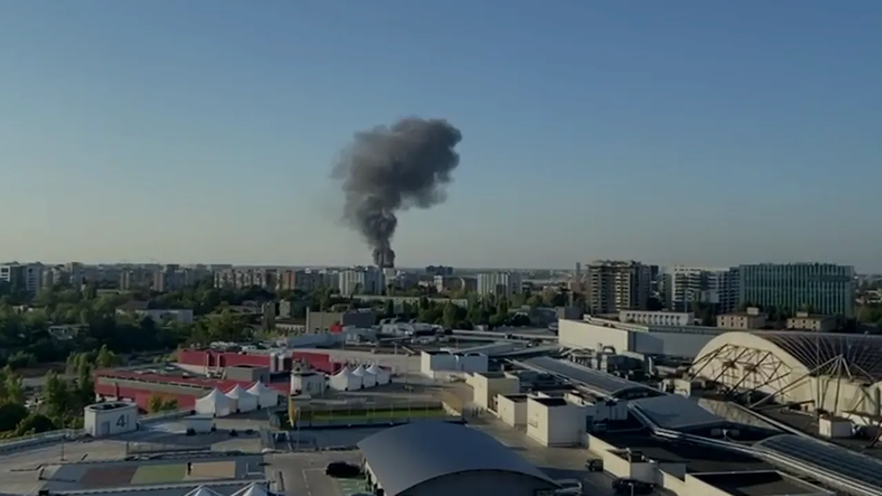 Incendiu cu degajări mari de fum în Capitală: ard containere