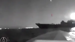 VIDEO Momentul când ucrainenii lovesc o navă cheie a ruşilor cu o dronă maritimă kamikaze