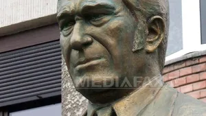 Bust al lui Sergiu Nicolaescu, la Târgu Jiu. Localnicii spun că sculptura nu seamănă cu regizorul - FOTO