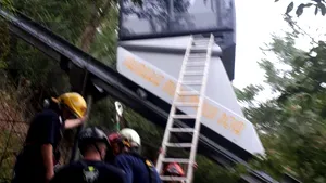 Defecţiune la telecabina de la Dealul Cetăţii din Hunedoara: 13 turişti, printre care doi copii, sunt blocaţi