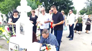 S-au împlinit opt ani de la moartea Mădălinei Manole. Zeci de oameni s-au strâns la mormântul artistei, unde a fost şi tatăl său: Nu mor până nu aflu adevărul | VIDEO