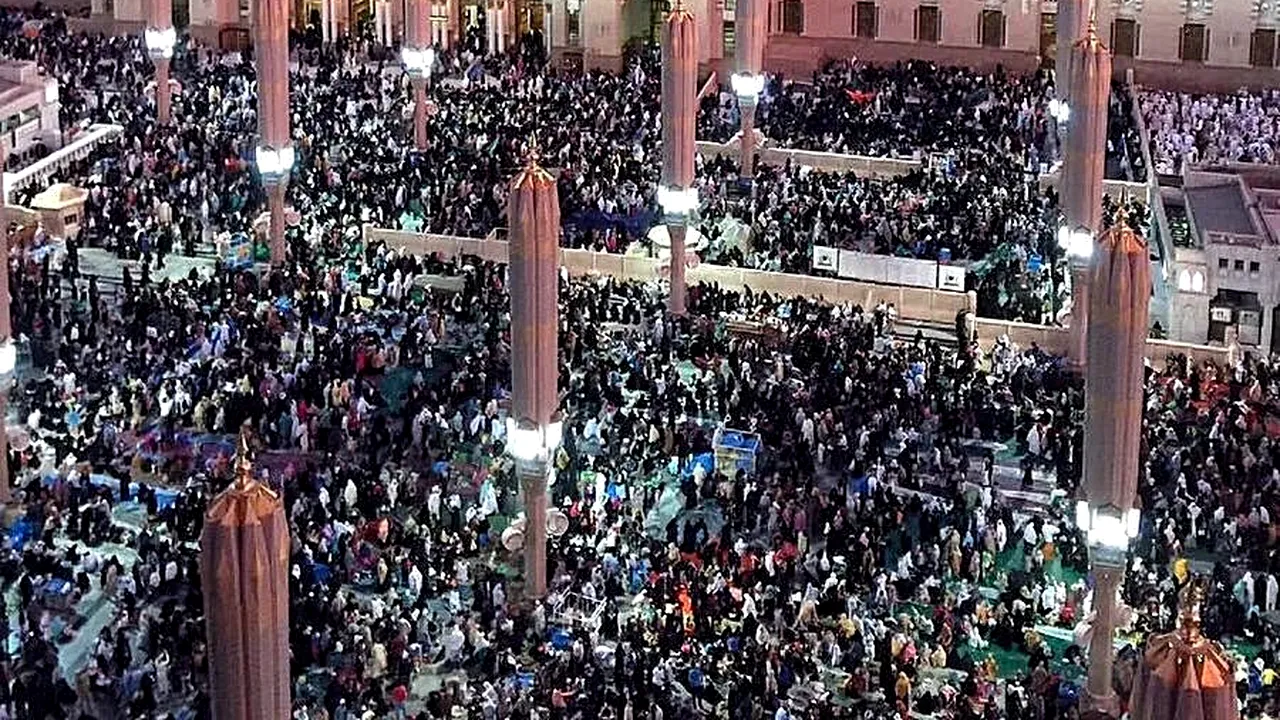 Cel puţin patru ofiţeri de securitate au murit în urma atacului terorist sinucigaş de la Medina - FOTO, VIDEO