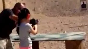 Tragedie în SUA: O fată de nouă ani şi-a împuşcat mortal instructorul de tir - VIDEO