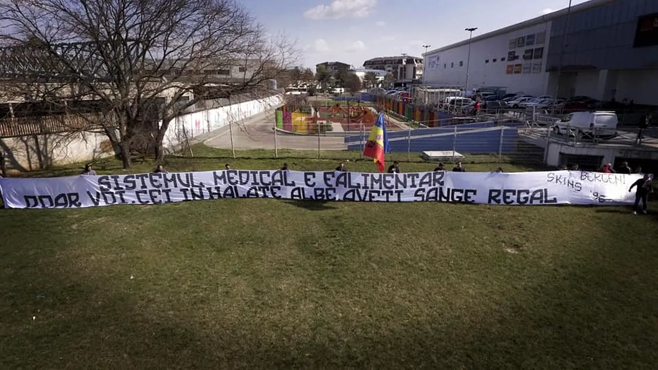 Gest umanitar de la microbişti: Fanii FCSB au pus pe un mall un banner pentru medici şi îi ajută pe bătrâni la cumpărături