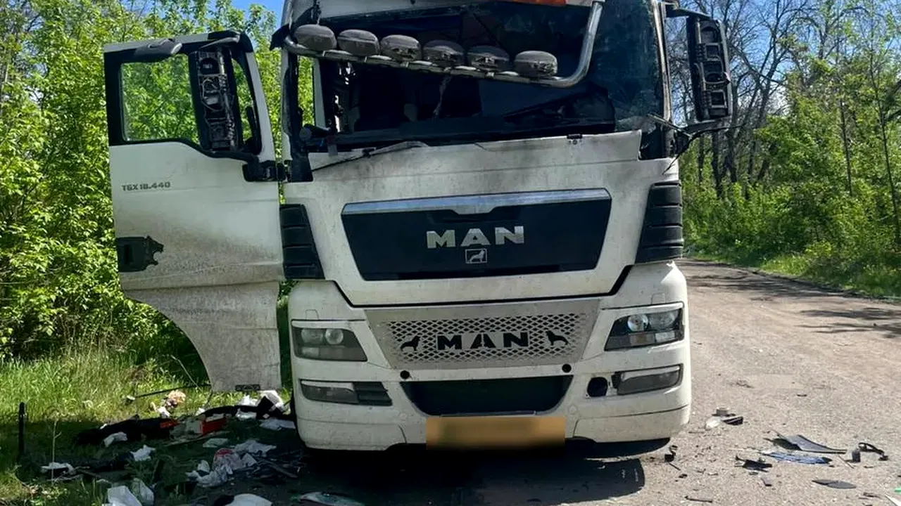 O dronă lansată de ruşi a lovit un tir care circula pe o şosea din Ucraina. Şoferul este grav rănit