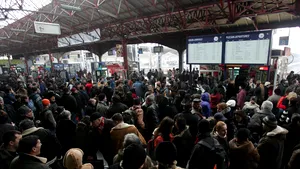 Secţia de votare din Gara de Nord, extrem de aglomerată - VIDEO