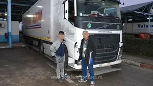 Şofer turc de TIR, oprit la graniţă după ce poliţiştii i-au găsit fiul ascuns în cabină - FOTO
