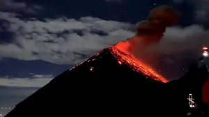 Un vulcan din Galapagos a început să erupă