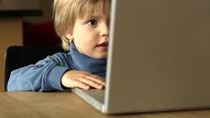 Copiii renunţă la citit pentru a naviga pe internet