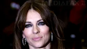 Elizabeth Hurley s-a despărţit de iubitul ei, australianul Shane Warne