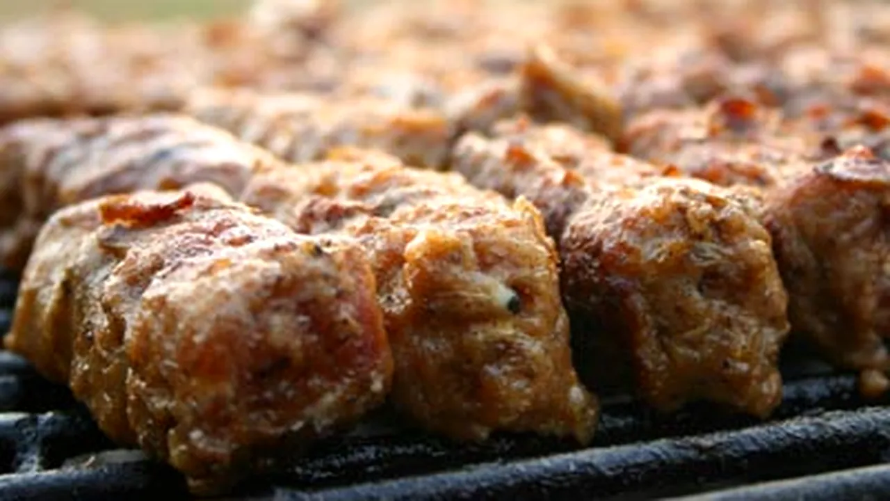 Carne de cal găsită în pastă de mici produsă de două firme