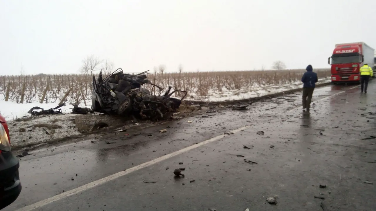 Un bărbat care cu puţin timp înainte îşi înjunghiase soţia a murit în accidentul de pe DN2, din judeţul Vrancea. Maşina pe care o conducea a intrat într-un TIR | FOTO