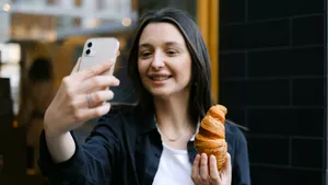 Relațiile emoționale cu chatboții AI devin un risc major, avertizează experții internaționali