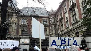 Sute de angajaţi APIA protestează în faţa ministerului Agriculturii, împotriva scăderilor salariale