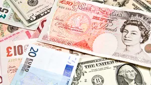 Lira sterlină şi euro, din nou în scădere. Yenul câştigă teren. Preţul barilului de petrol a urcat din nou. Aurul, de asemenea în creştere 