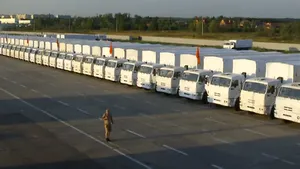 Poliţiştii de frontieră şi vameşii ucraineni inspectează convoiul umanitar pe teritoriul rus