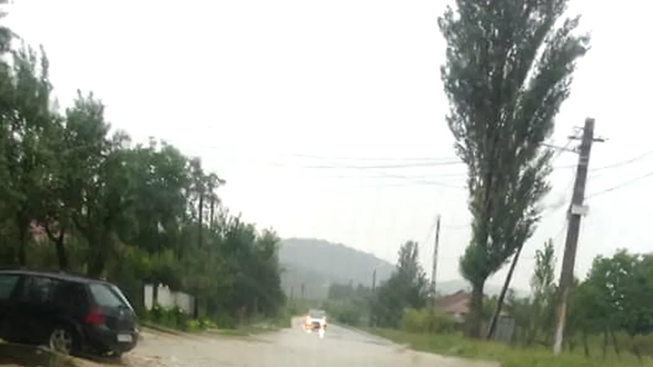 Furtună în Buzău | Pompierii, chemaţi să salveze o femeie blocată în maşină