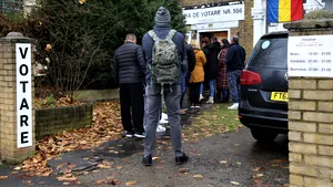 Dacian Cioloş solicită Guvernului soluţii pentru românii care locuiesc în Marea Britanie