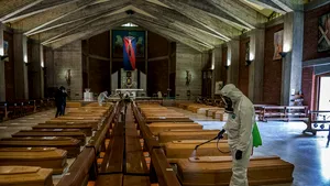 Bisericile din Italia sunt pline cu sicriele celor morţi din cauza CODIV-19. Armata a intervenit pentru a transporta cadavrele