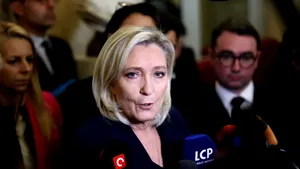 Marine Le Pen, condamnată la închisoare: 1 an de arest la domiciliu cu brățară electronică. Ce se întâmplă cu candidatura la Președinția Franței