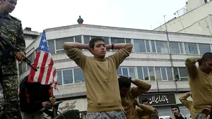 Reconstituiri UMILITOARE despre capturarea militarilor SUA la manifestări marcând Revoluţia din Iran. FOTO