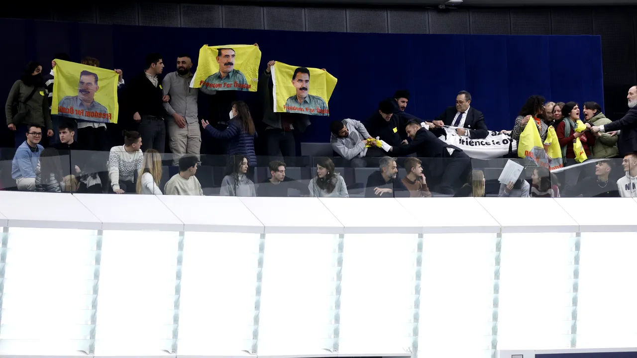 Incidente. Parlamentul European, evacuat: Protestatari kurzi ameninţă că se aruncă de la balcon