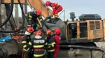 O grindă de beton s-a prăbușit peste un excavator în timpul unor lucrări de demolare, în Dolj. Un bărbat a murit