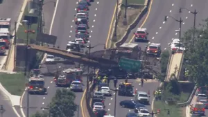 Un pod pietonal s-a prăbuşit la Washington. Patru persoane au fost rănite